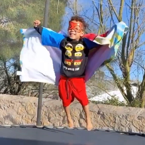 Super Blanky Ryan’s World Fleece Throw Blanket and Cape (GS) - Picture 10 of 10